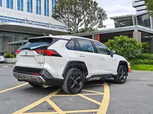 Toyota RAV4 LE 2022 White