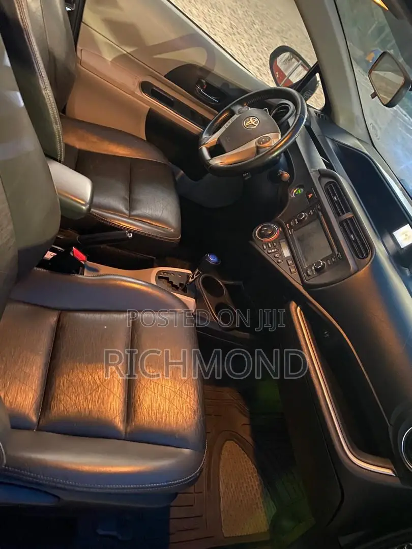 Toyota Prius Five 4dr Hatchback (1.8L 4cyl gas/electric hybrid CVT)