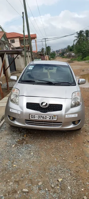 Toyota Vitz 2010 Silver