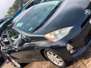 Toyota Prius 4dr Hatchback (1.8L 4cyl gas/electric hybrid CVT) 2016