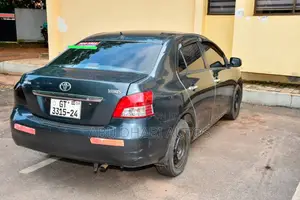 Toyota Yaris Base Sedan 4dr 2011 Gray