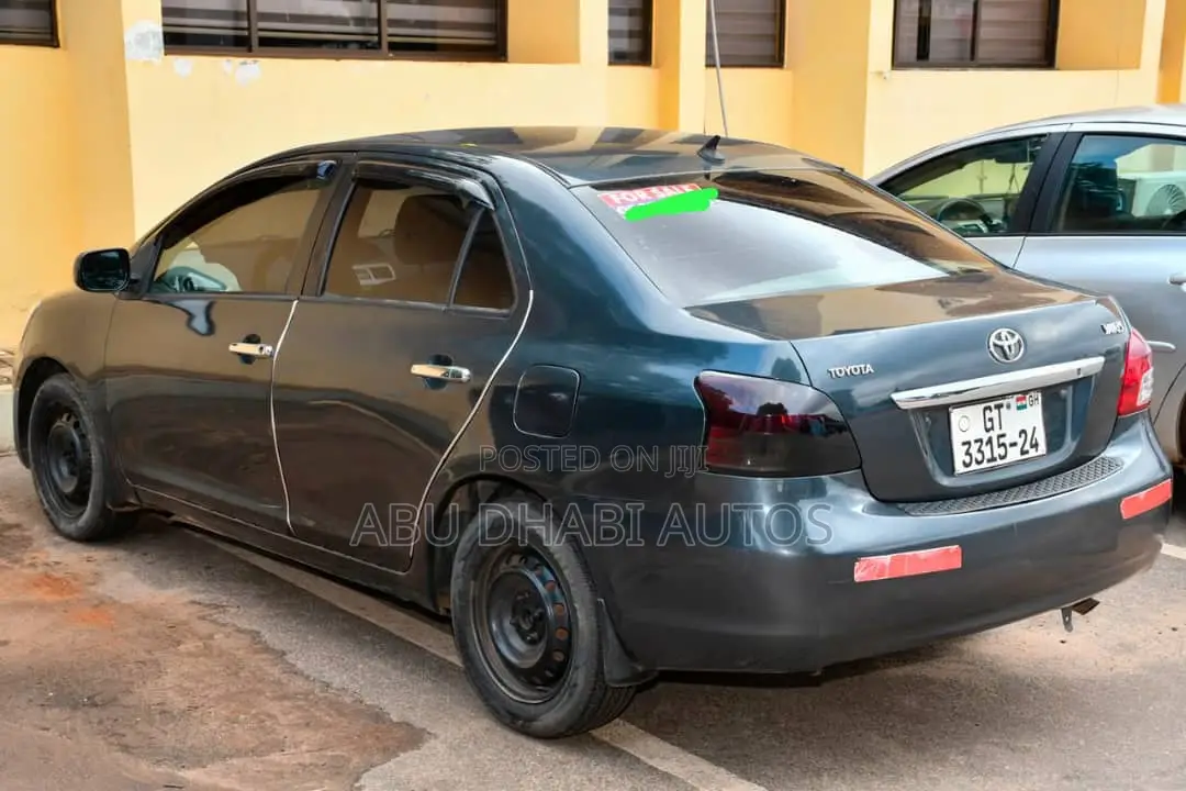 Toyota Yaris Base Sedan 4dr 2011 Gray