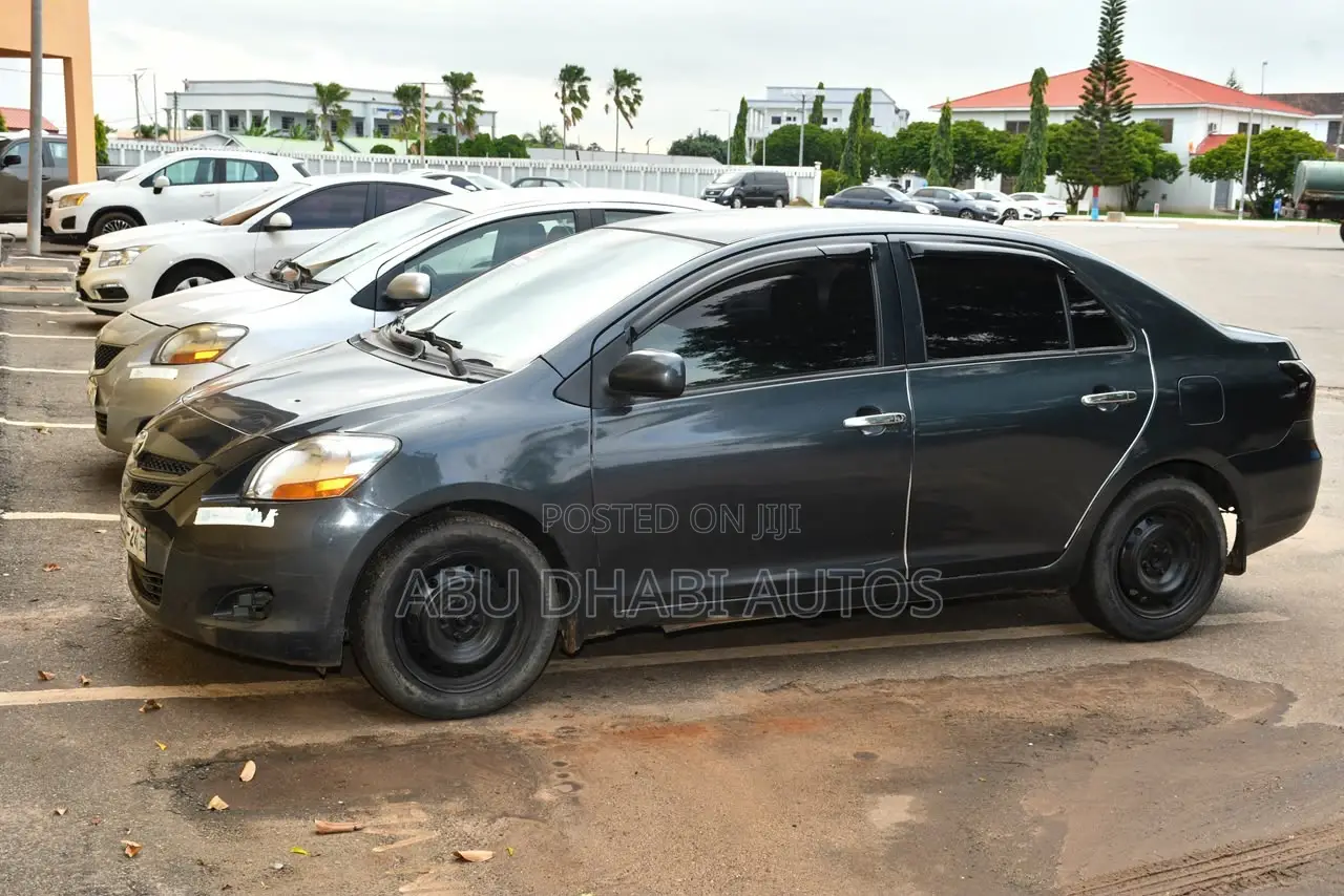 Toyota Yaris Base Sedan 4dr 2011 Gray