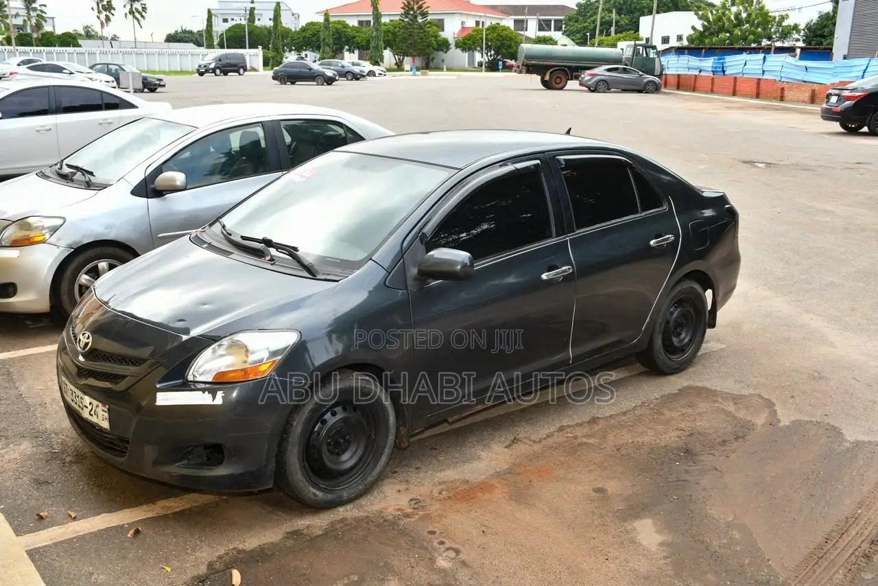 Toyota Yaris Base Sedan 4dr 2011 Gray