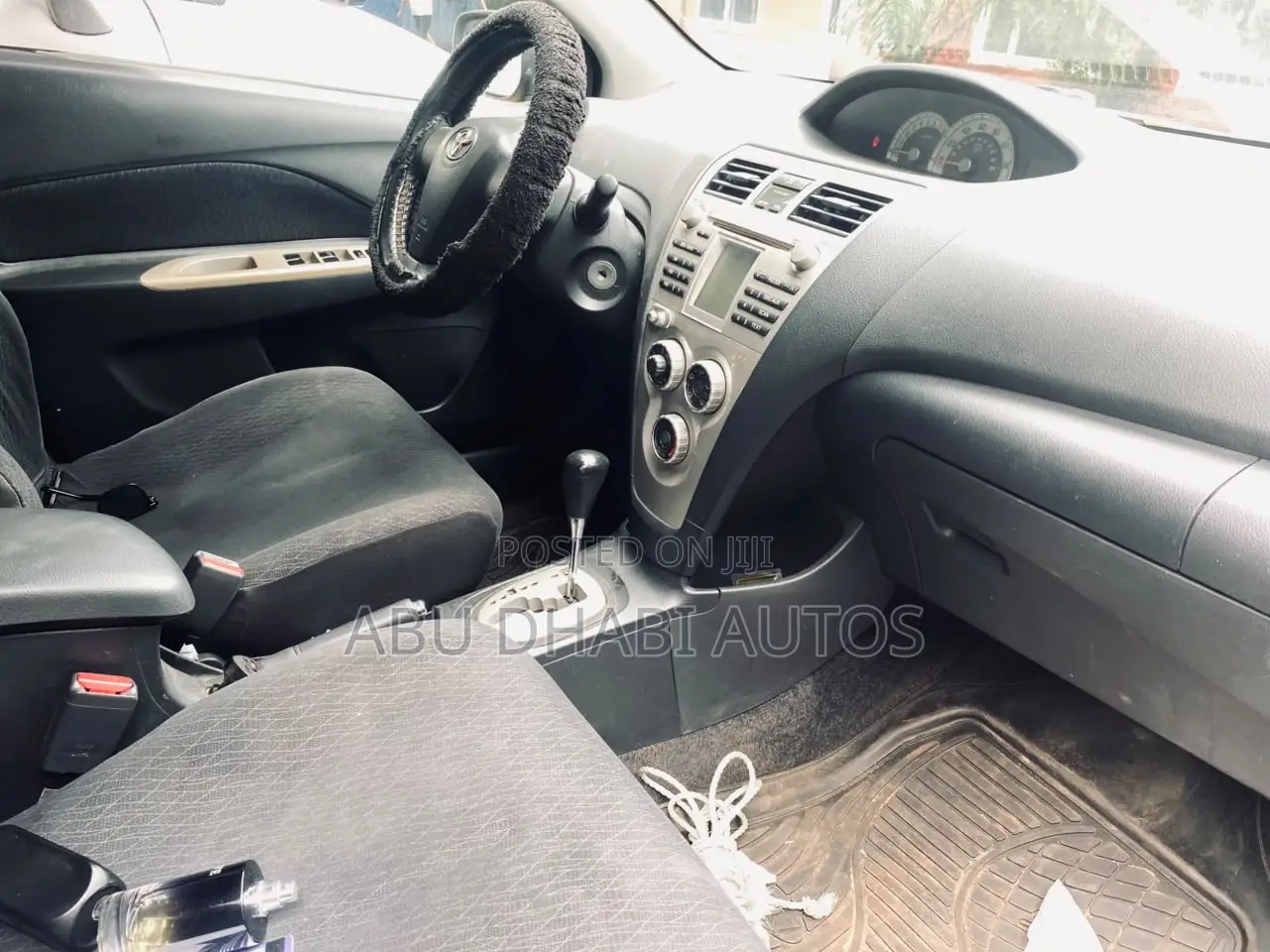 Toyota Yaris Base Sedan 4dr 2011 Gray