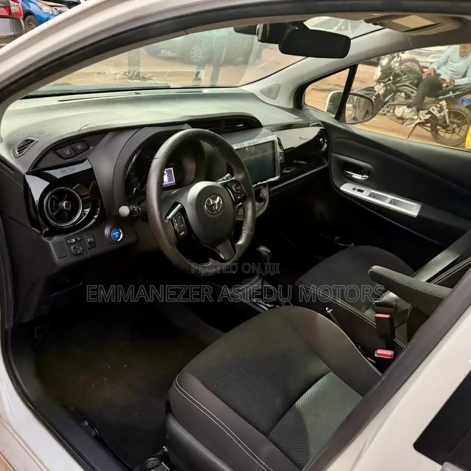 Toyota Vitz 1.5 FWD Hybrid 5dr 2017 Pearl