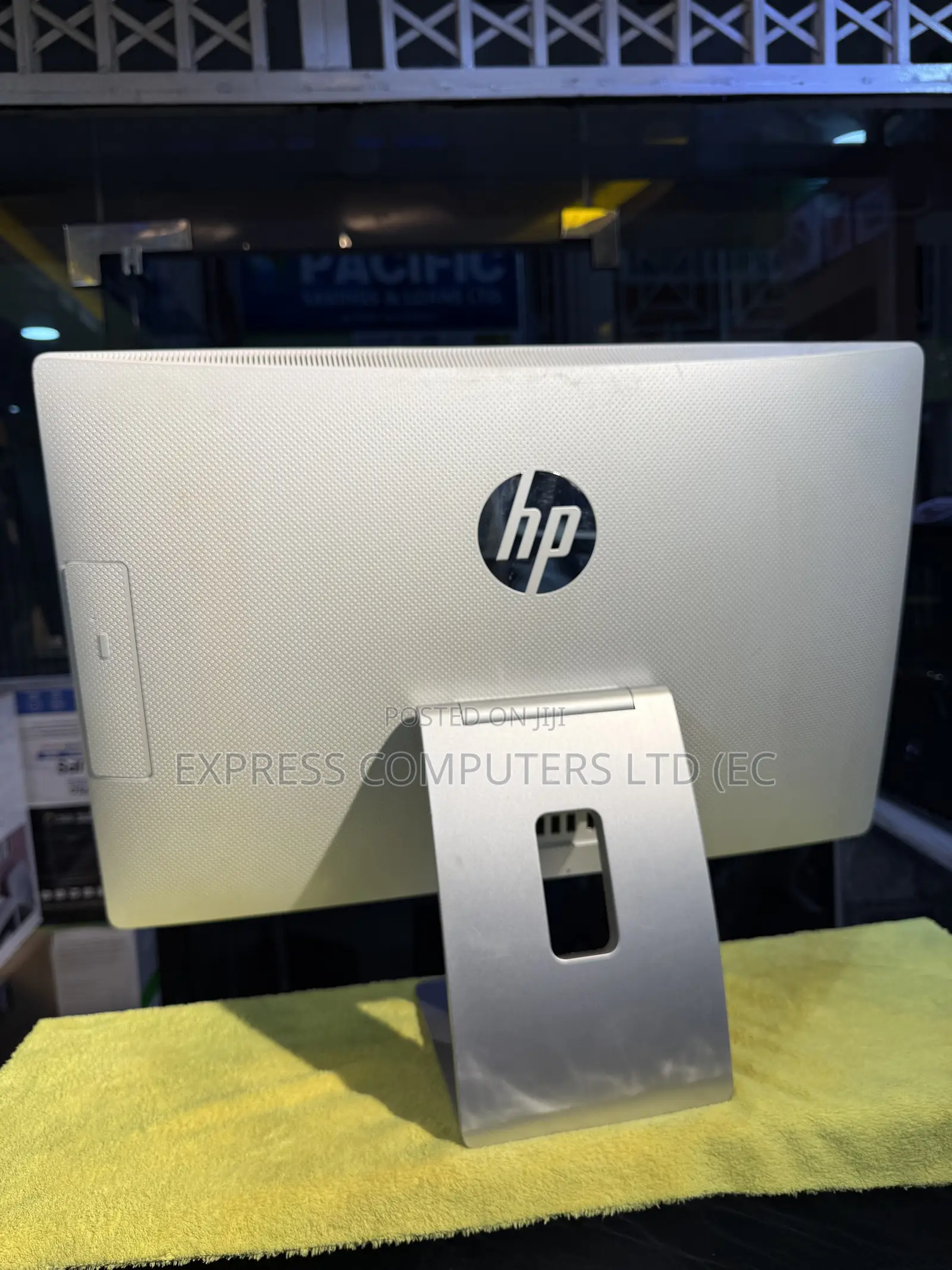 Desktop Computer HP Pavilion 24 8GB Intel Core i5 HDD 1T