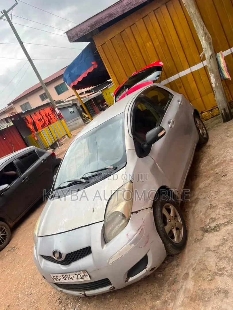 Toyota Vitz 2010 Silver