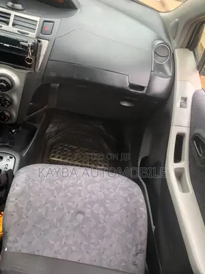 Toyota Vitz 2010 Silver