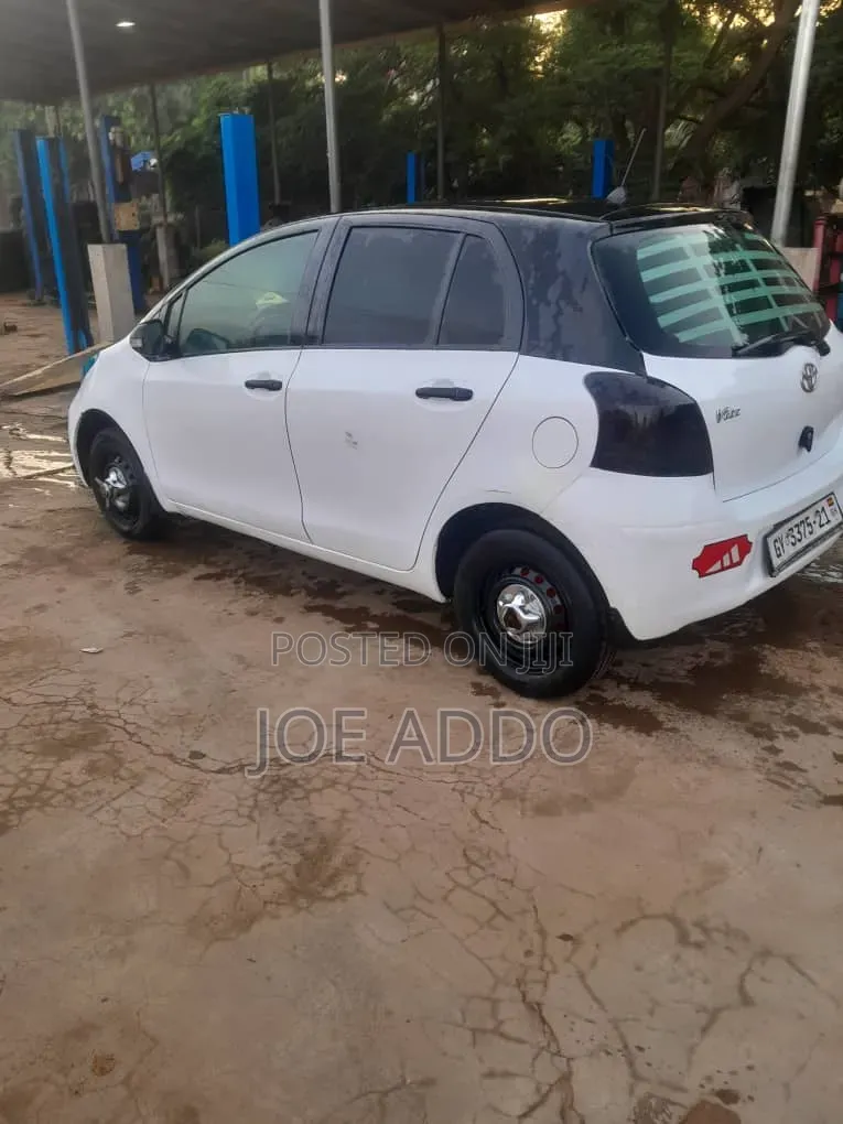 Toyota Vitz 2010 White
