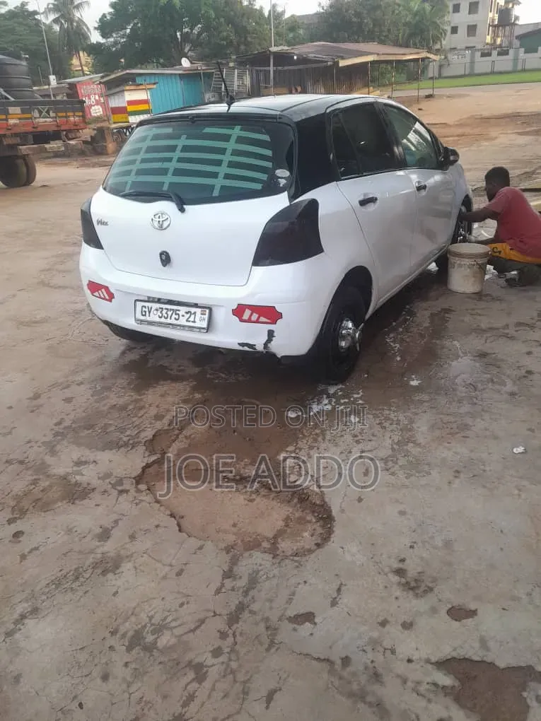 Toyota Vitz 2010 White