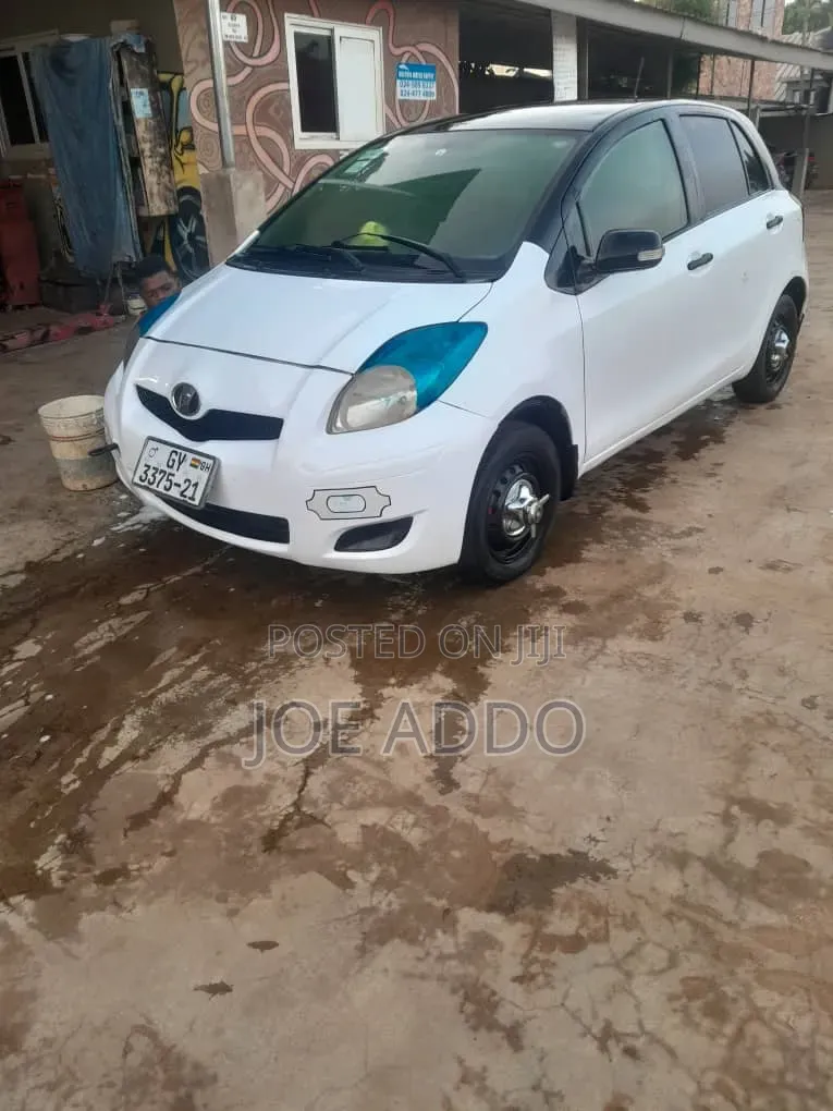 Toyota Vitz 2010 White
