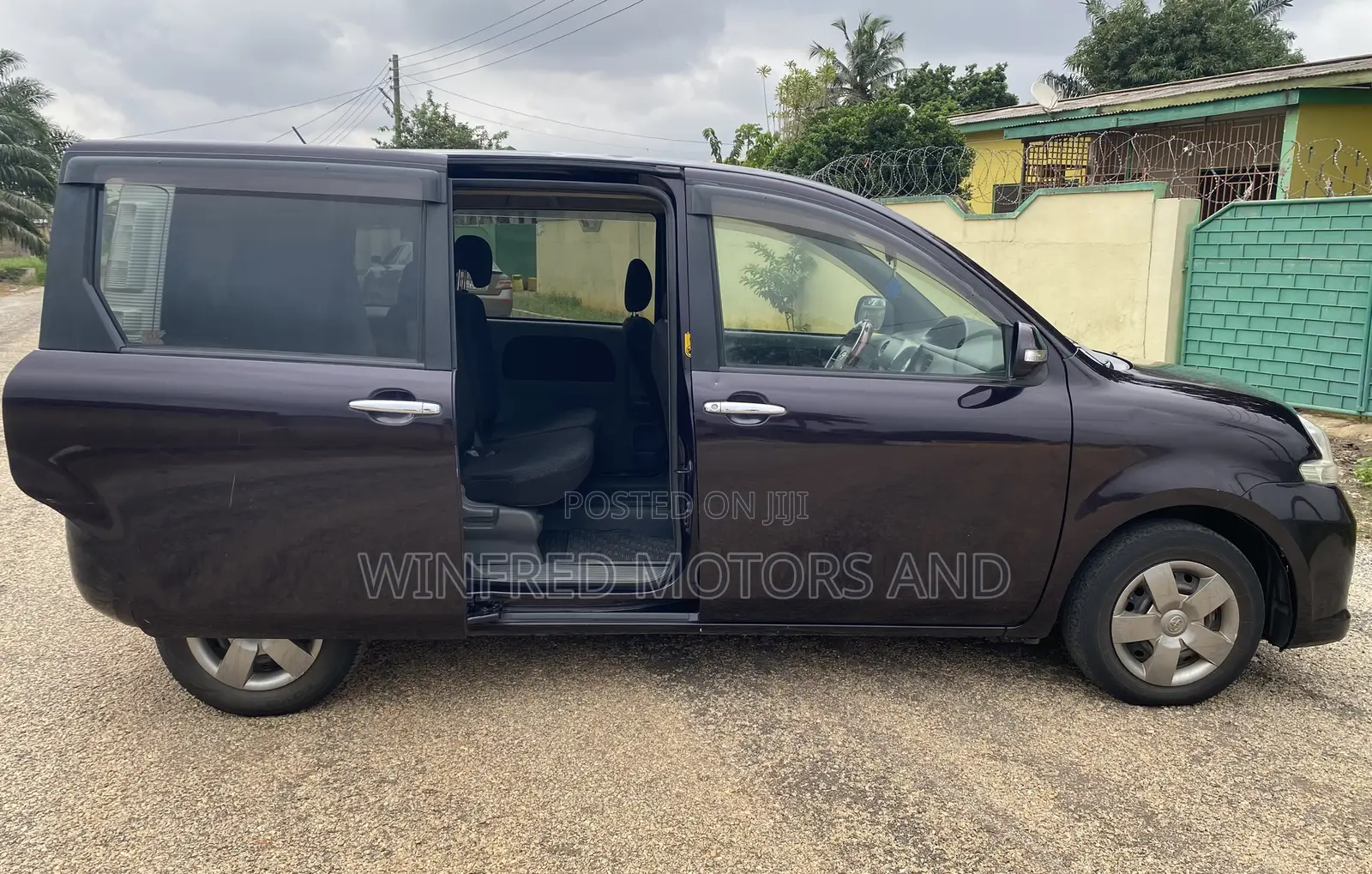 Toyota Sienta 2013 Brown