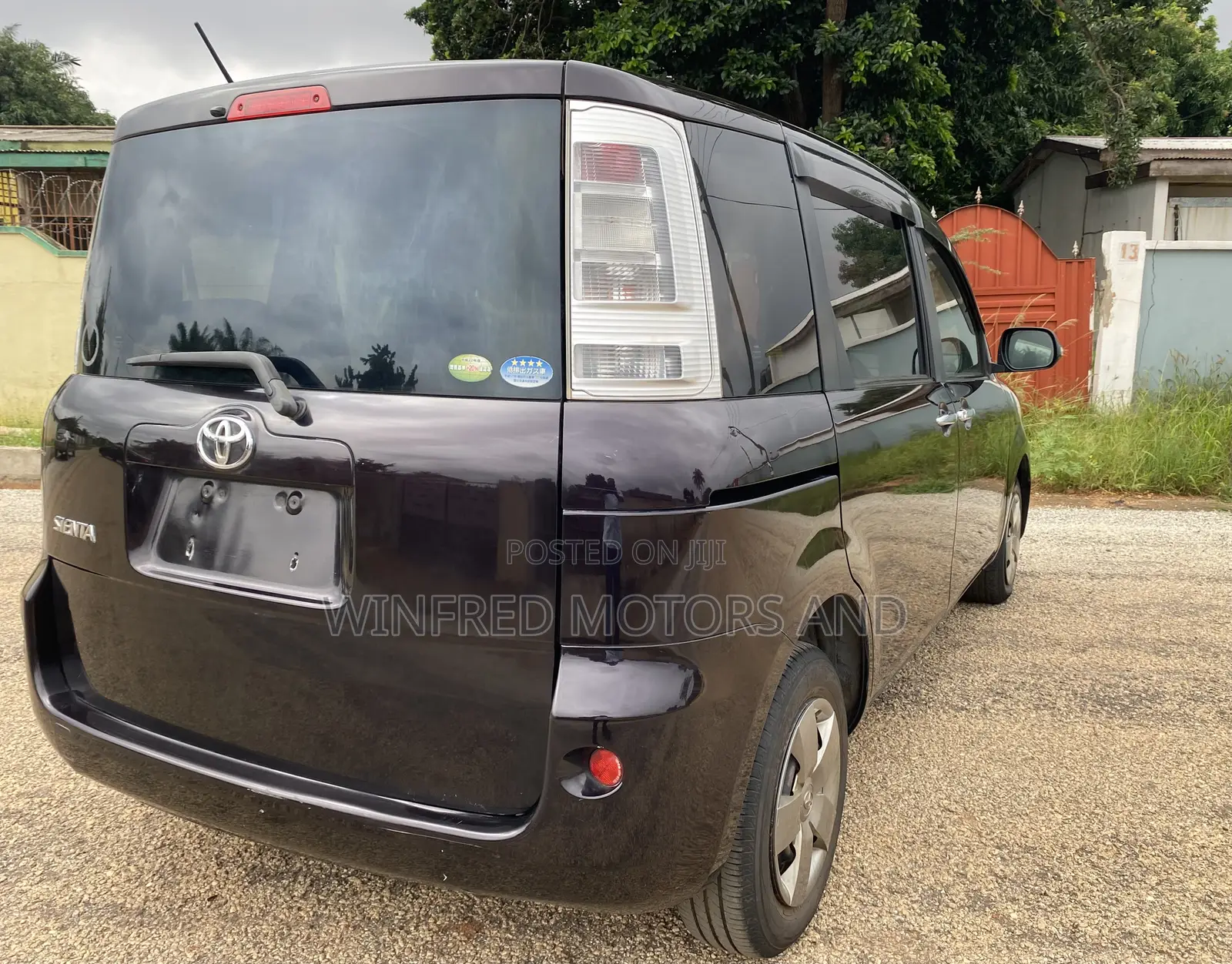 Toyota Sienta 2013 Brown