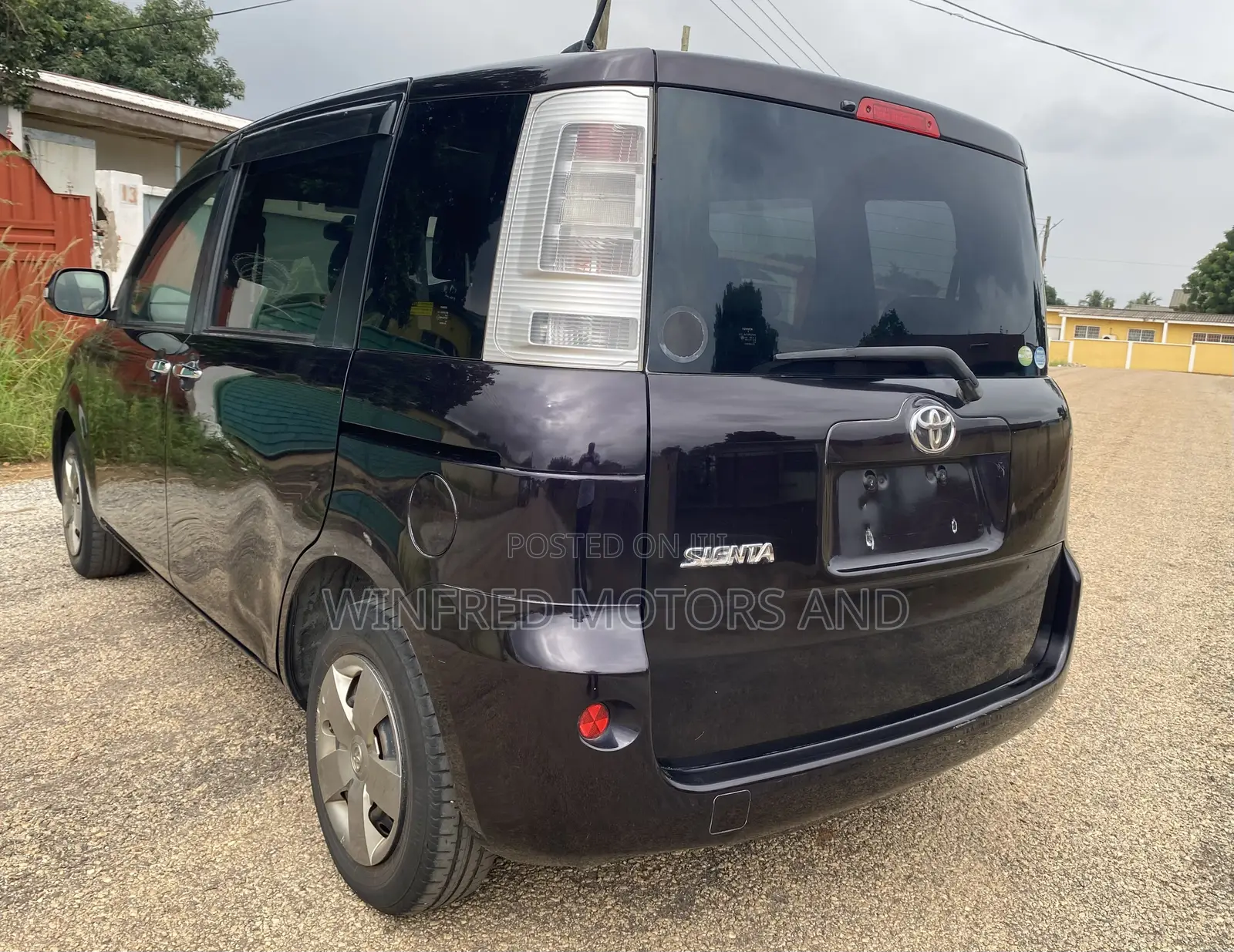 Toyota Sienta 2013 Brown