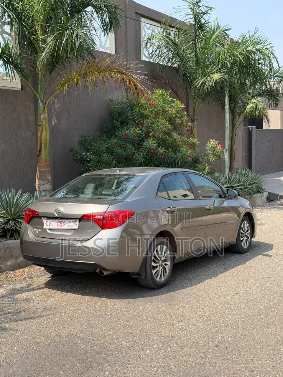 Toyota Corolla XLE 4dr Sedan (1.8L 4cyl CVT) 2017 Gray