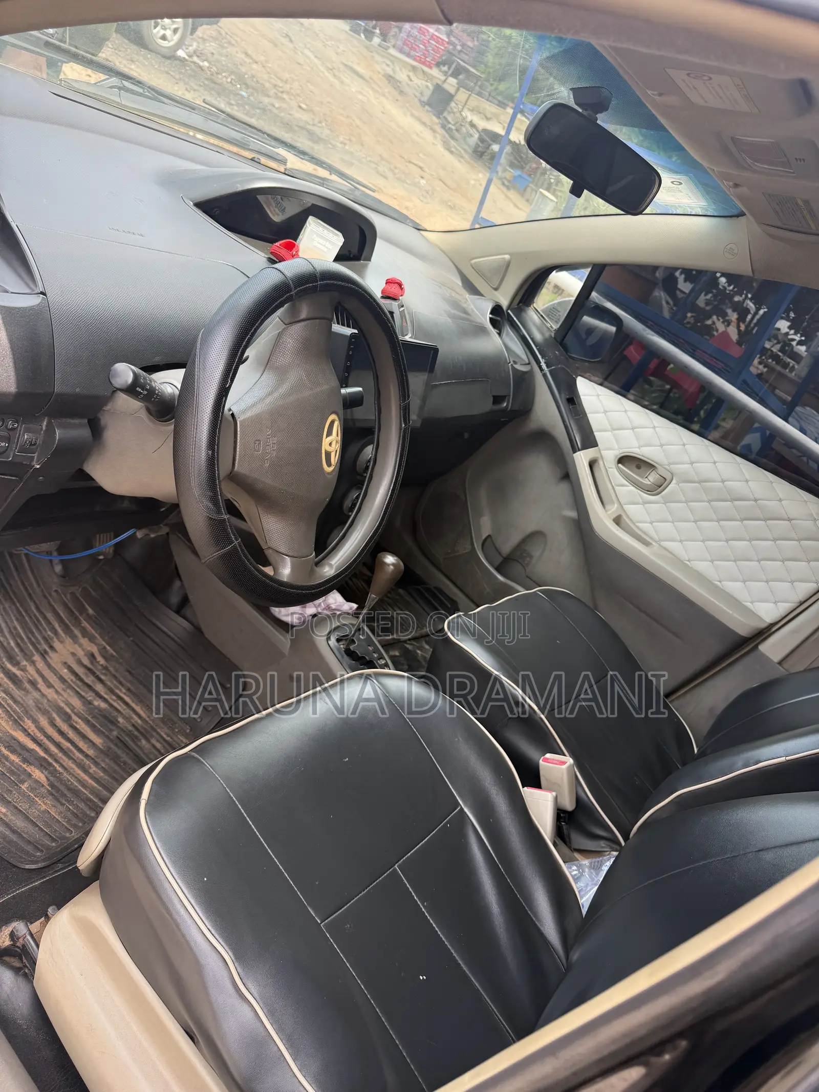 Toyota Vitz 1.3 AWD 5dr 2010 Black