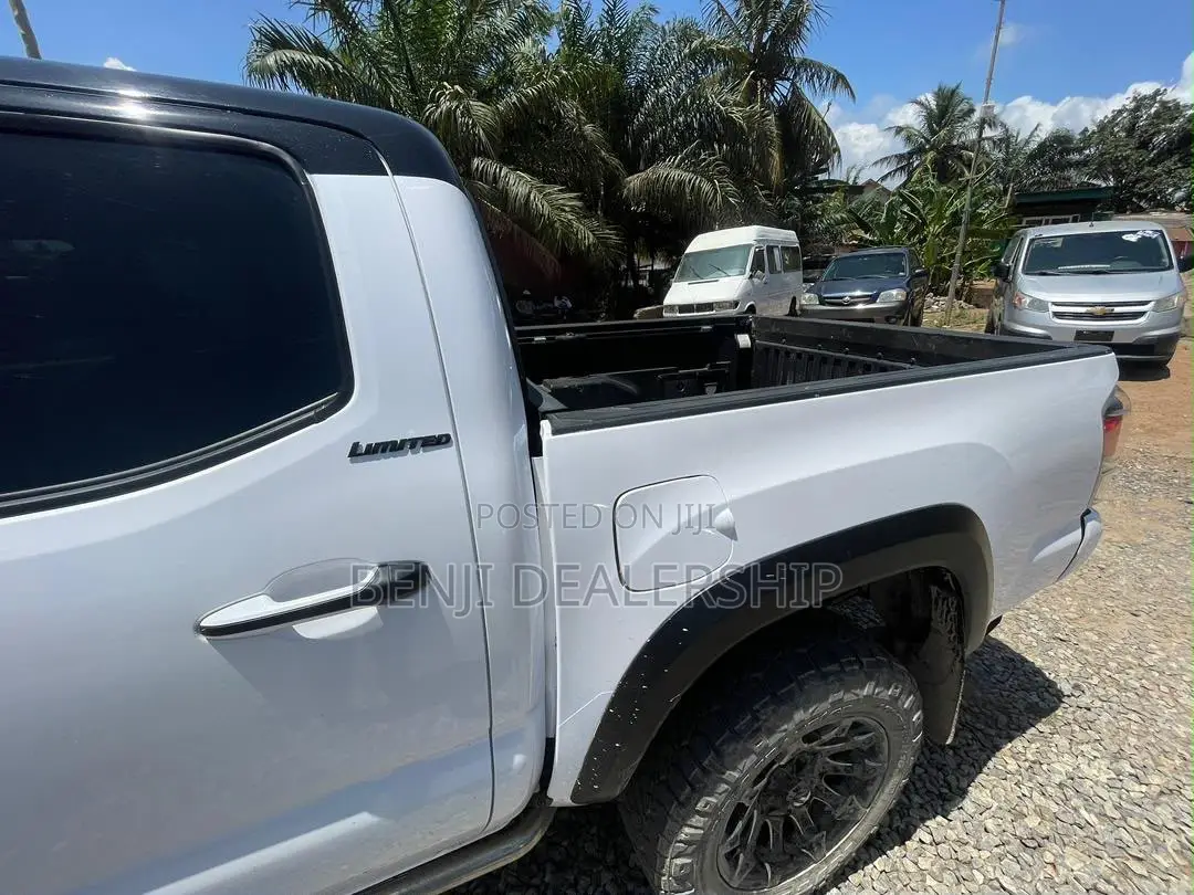 Toyota Tacoma 2017 White