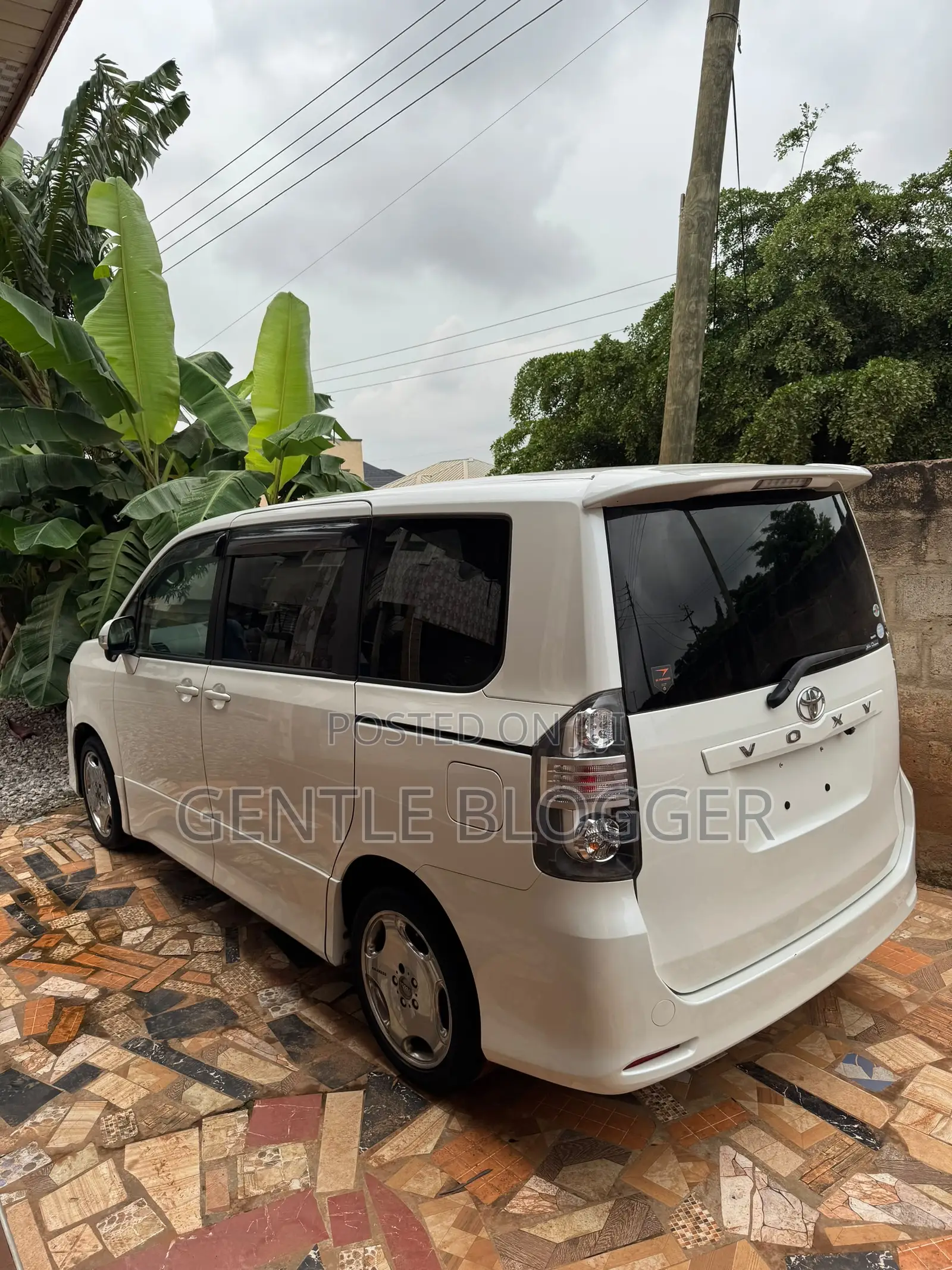 Toyota Voxy 2010 White