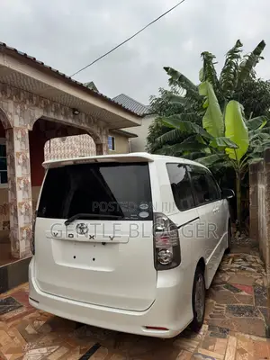 Toyota Voxy 2010 White