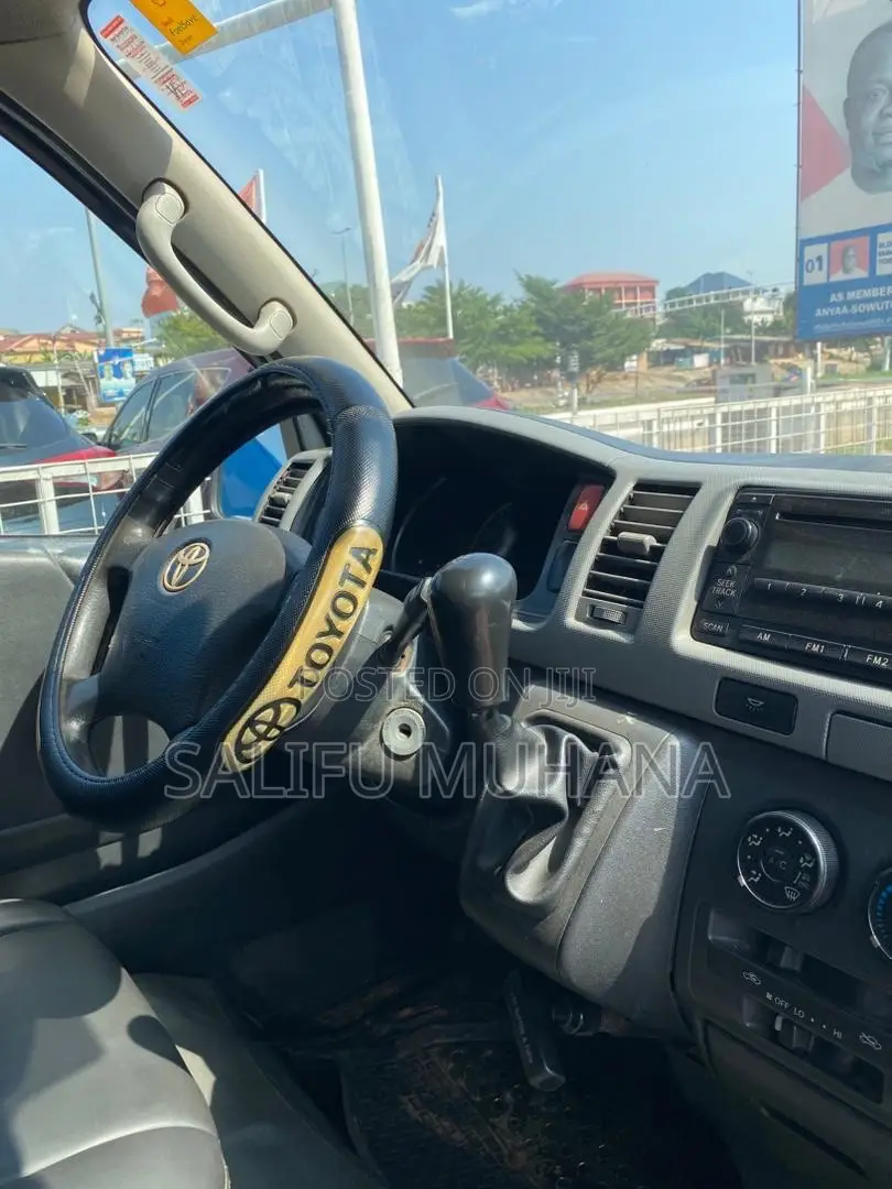 Toyota HiAce 2011 Silver