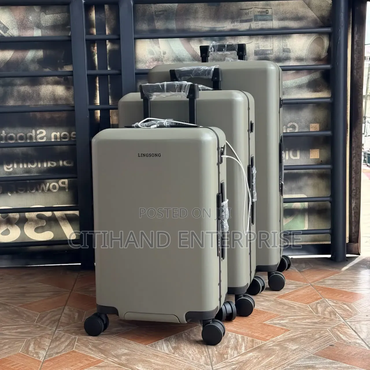 Quality Travelling /Luggage Bag - Beautiful Travelling Memories