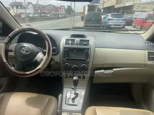 Toyota Corolla LE 4dr Sedan (1.8L 4cyl 4A) 2013 Gold