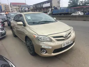 Toyota Corolla LE 4dr Sedan (1.8L 4cyl 4A) 2013 Gold