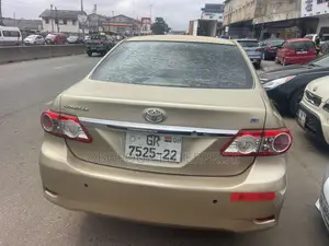 Toyota Corolla LE 4dr Sedan (1.8L 4cyl 4A) 2013 Gold