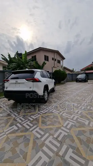 Toyota RAV4 LE 2022 White