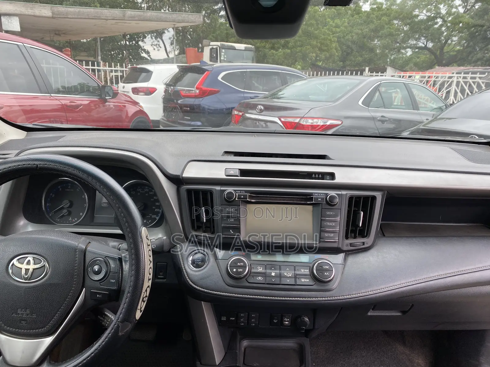 Toyota RAV4 LE 4dr SUV (2.5L 4cyl 6A) 2018 Gray