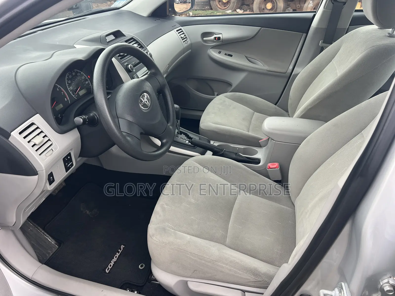 Toyota Corolla LE 4dr Sedan (1.8L 4cyl 4A) 2013 Silver