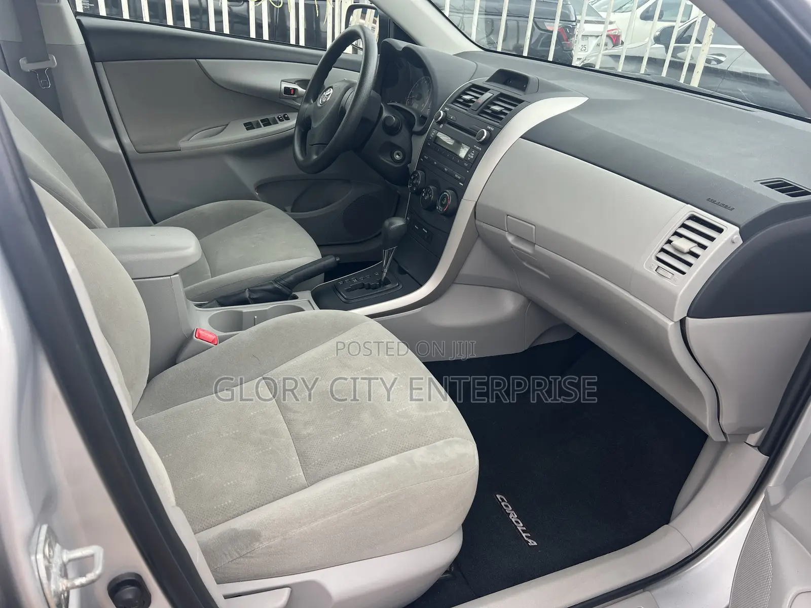 Toyota Corolla LE 4dr Sedan (1.8L 4cyl 4A) 2013 Silver