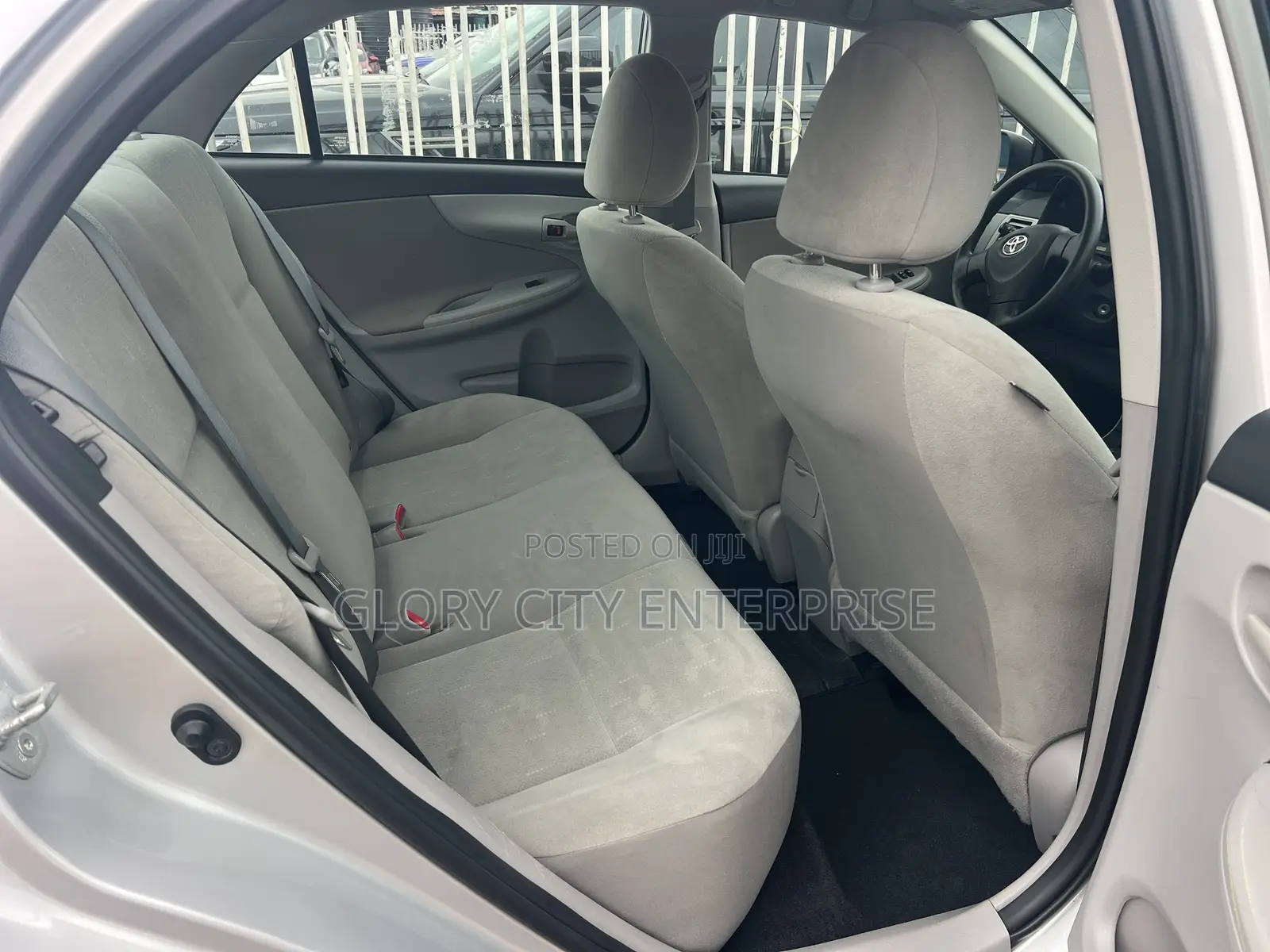 Toyota Corolla LE 4dr Sedan (1.8L 4cyl 4A) 2013 Silver