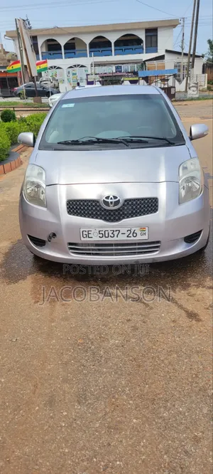 Toyota Vitz 2010 Silver