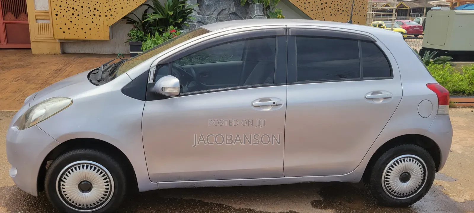 Toyota Vitz 2010 Silver