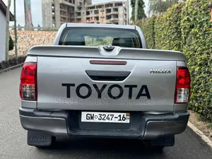 Toyota Hilux 2016 Gray