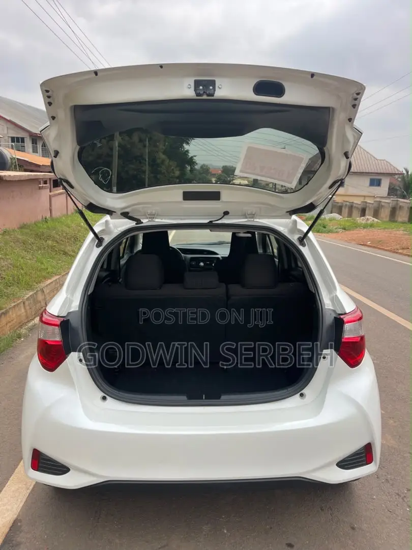Toyota Vitz 2017 Silver