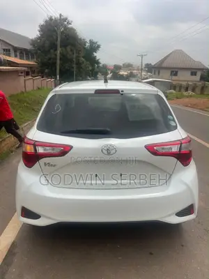 Toyota Vitz 2017 Silver