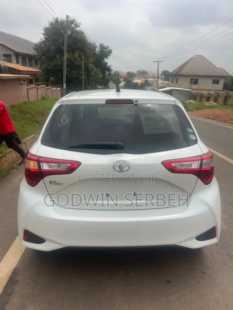 Toyota Vitz 2017 Silver