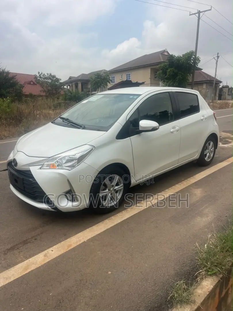 Toyota Vitz 2017 Silver