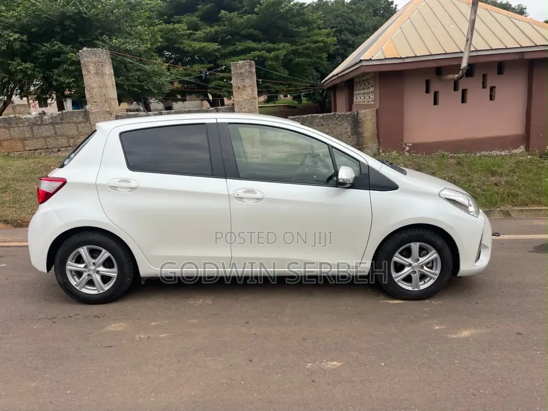 Toyota Vitz 2017 Silver