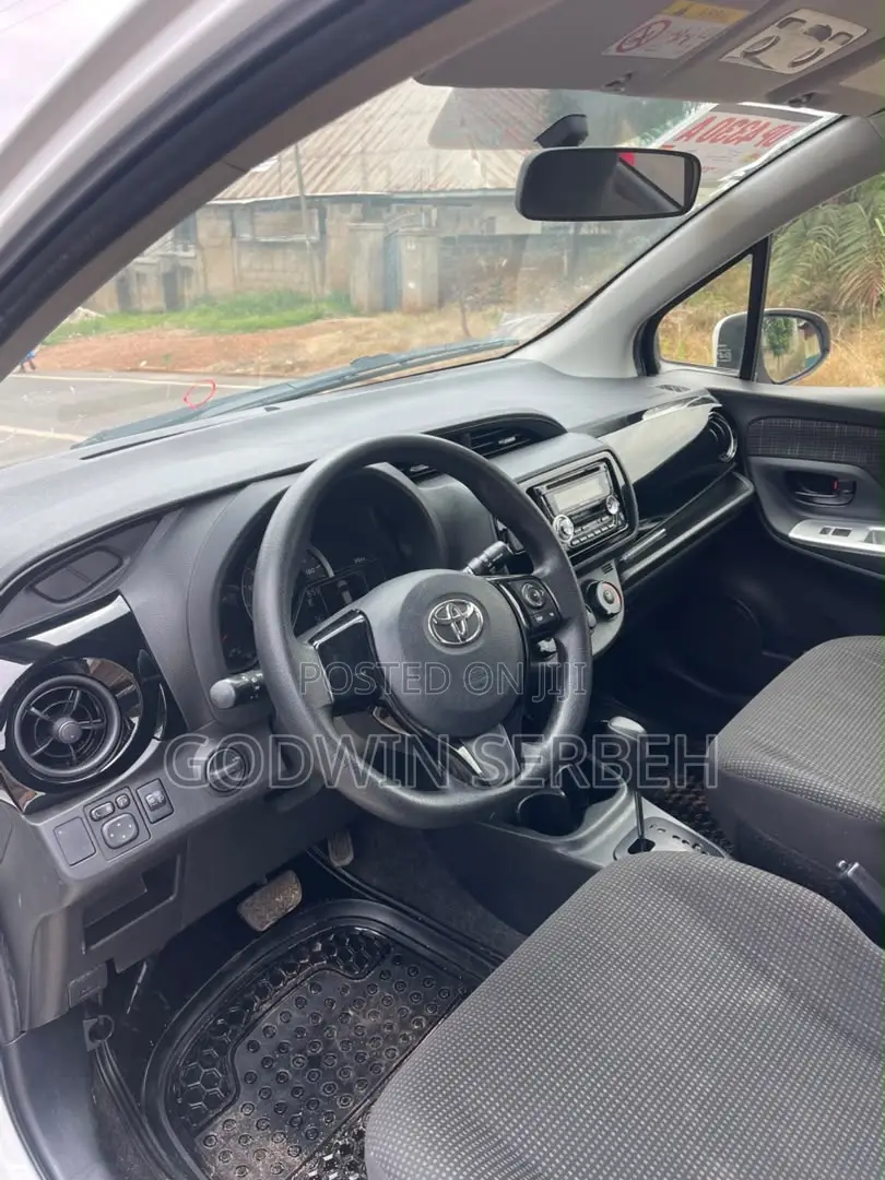 Toyota Vitz 2017 Silver