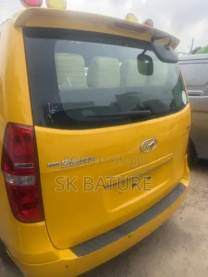 Hyundai Starex 2015 Yellow