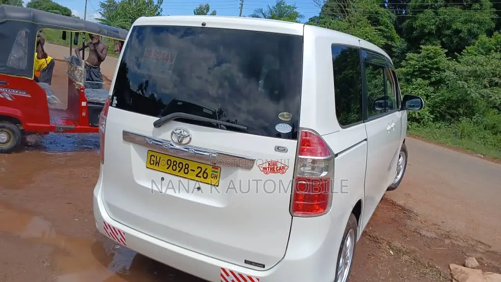Toyota Voxy ZS 4WD 7-Seater 2008 White
