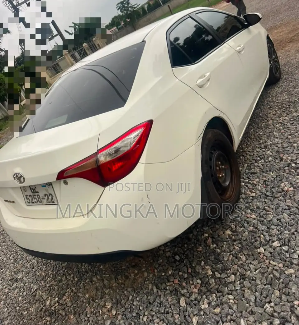 Toyota Corolla LE Premium 4dr Sedan (1.8L 4cyl CVT) 2015 White