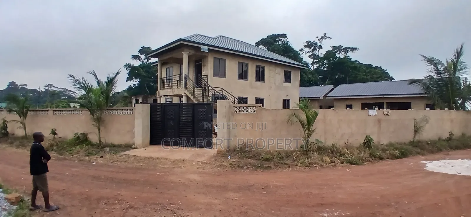 8bdrm Apartment in Helping Hand, Akuapim North for sale