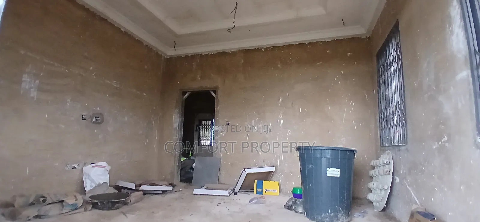 8bdrm Apartment in Helping Hand, Akuapim North for sale