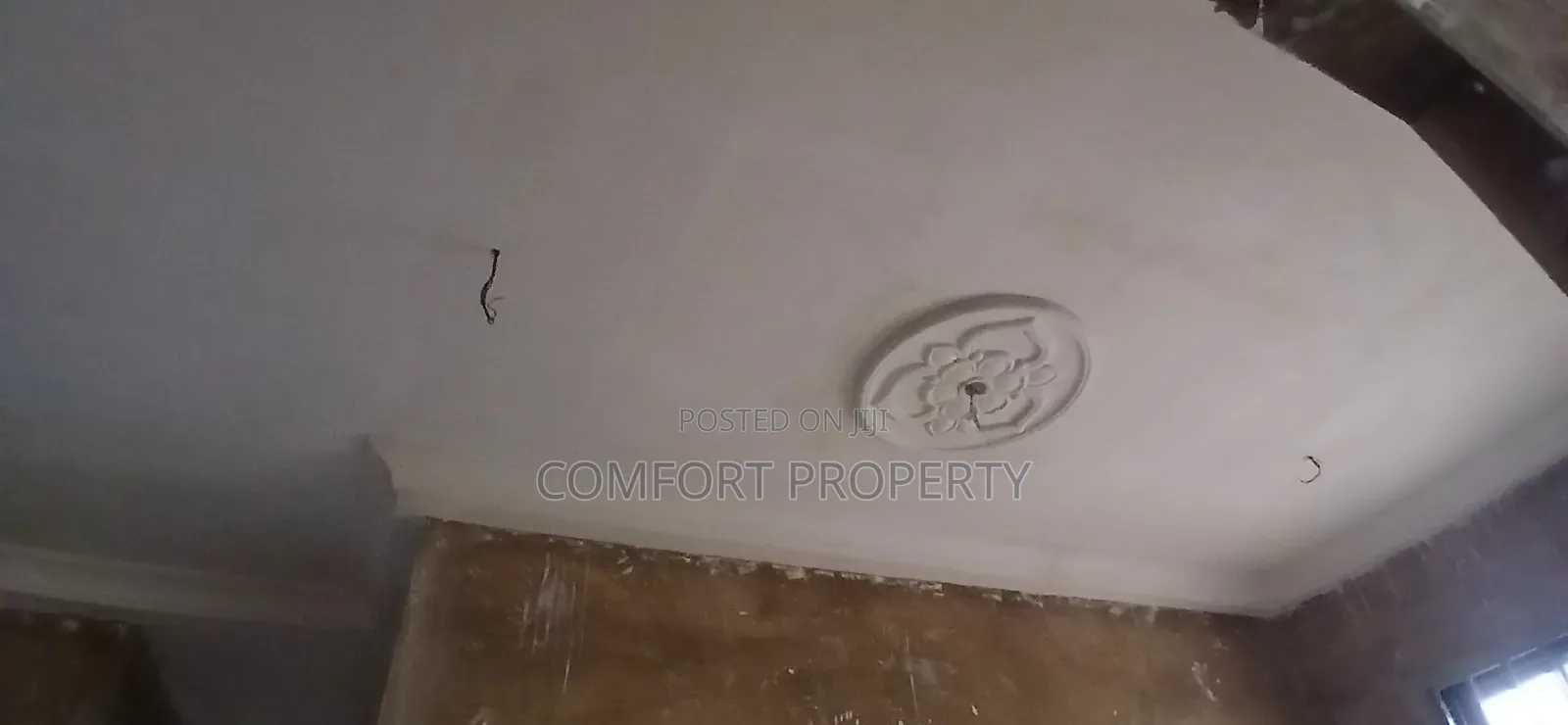 8bdrm Apartment in Helping Hand, Akuapim North for sale