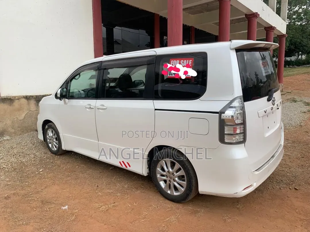 Toyota Voxy 2013 White